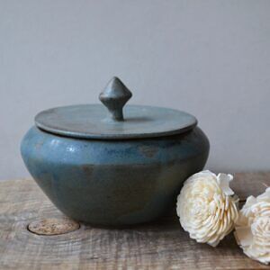 Pojemnik z pokrywką