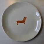 Talerzyk z brązowym jamnikiem