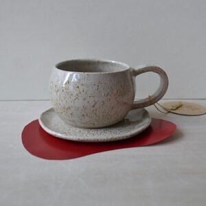 Filiżanka ze spodkiem - piaskowa