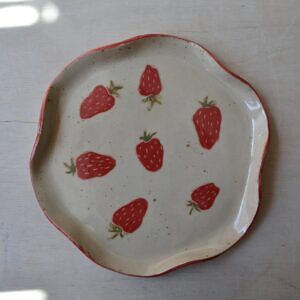Talerzyk w truskawki - ok. 17 cm